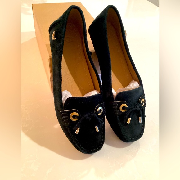 UGG Shoes - NIB Women’s UGG Eevon sz. 7D.